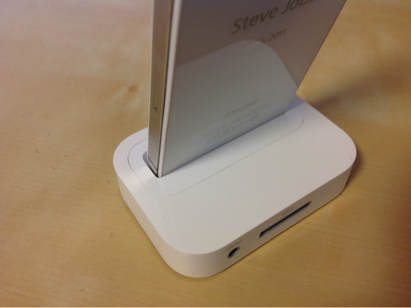 新品未使用 フィルム未開封Apple純正品UniversalスタンドパーツのみDock充電器iPhone4s卓上スタンドiPod touch nanoユニバーサルドック_見本です。iPhoneは付きません。