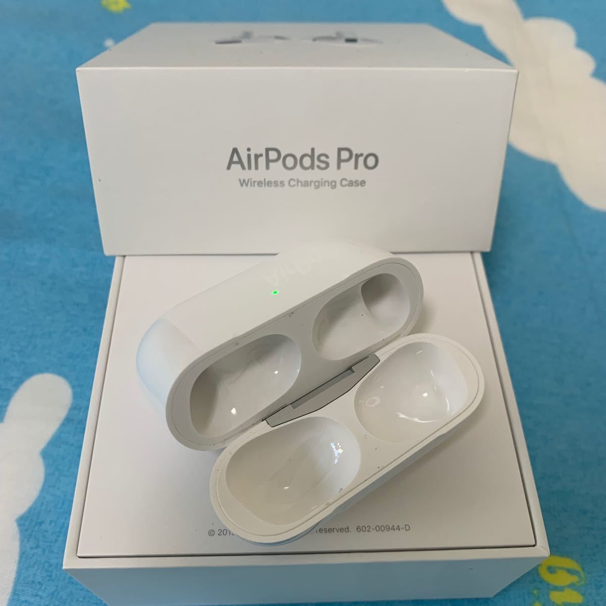 AirPods pro 充電器　純正品充電ケース　エアーポッズ国内正規品　ワイヤレス充電器