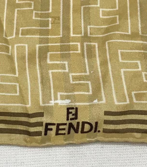 【レア柄】フェンディFENDI★絹綿混　大判ハンカチ★織り柄　ミニスカーフ　ストール★膝掛け（C9ー1） _画像5