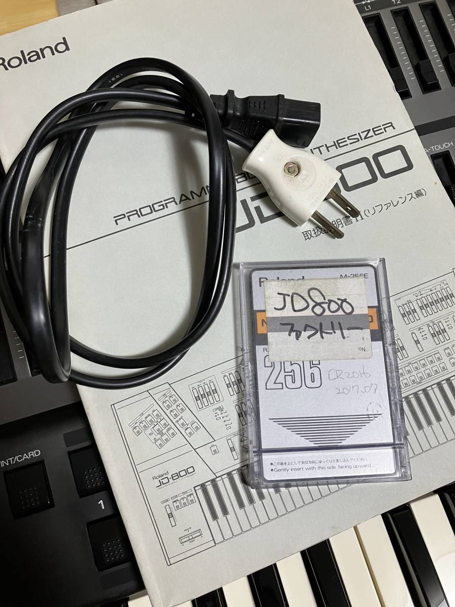Roland JD-800 ★完動品 純正メモリーカード1枚 簡易ケース付属 特別データ書込 ★送料当方_付属品はケースとこちらです。