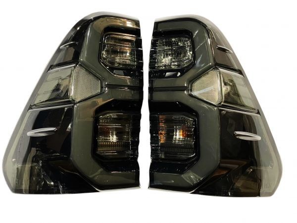 オープニング機能付き！トヨタ ハイラックス GUN125 新型 LEDテールランプ スモーク 全年式対応 マイナーチェンジ X Z ブラックラリー 912