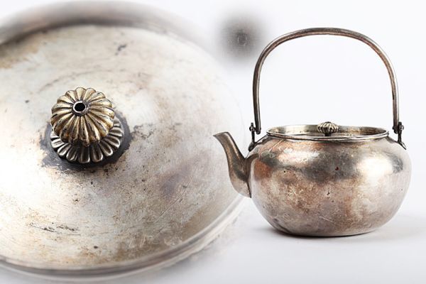 《氷》初だし 純銀製 保証 菊型摘 湯沸 急須 刻印 初荷 骨董 古玩 古美術品 古道具 約159ｇ BE59