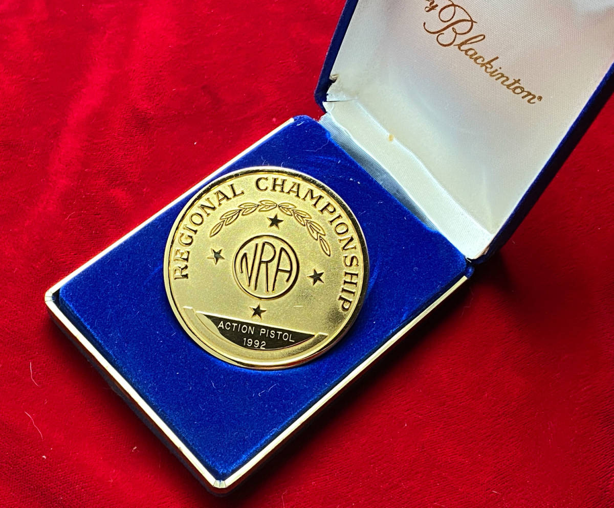 【市】NRA Regional Championship/ACTION PISTOL 1992 金メダル 【ミッキーファーラ サイン入】_画像1