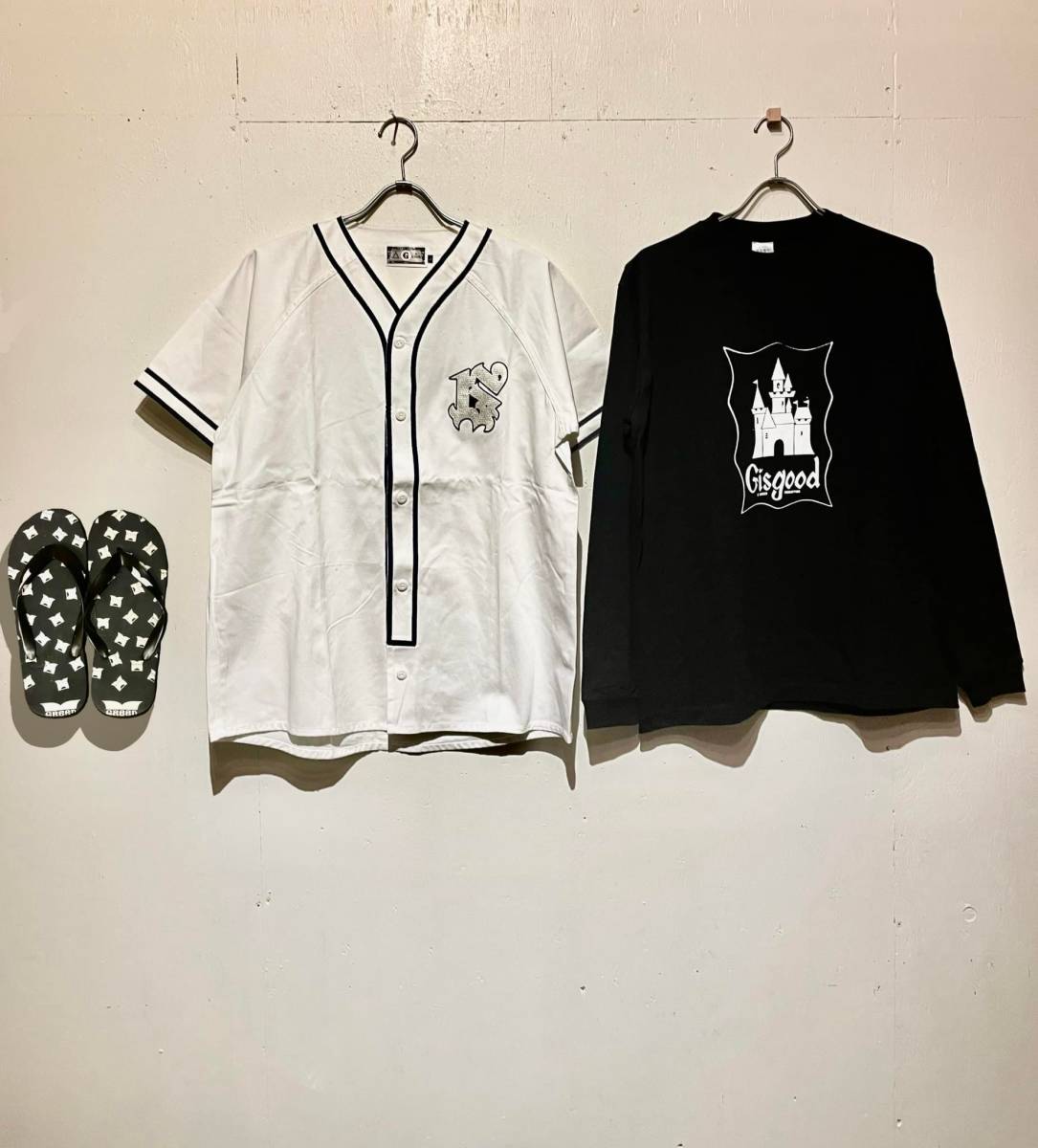 【新品3点SET】Gisgood KTデザインL/S Tシャツ(ブラック/L)、GReeD CASPERデザイン ベースボールシャツ(ホワイト/L)、ロゴサンダル(27.5cm)_画像1