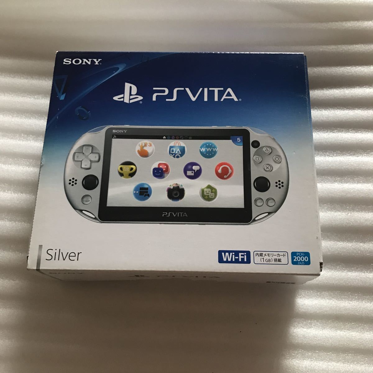 新品 未使用品 ソニー SONY PS Vita PCH-2000 ゲーム機 本体 プレステ ヴィータ ビータ Wi-Fi モデル シルバー Silver wifi psvita 廃盤