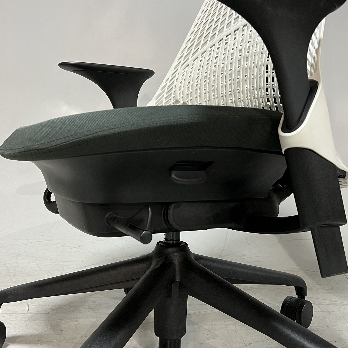 HermanMiller ハーマンミラー SAYL セイルチェア 5 白 黒 OAチェア 肘