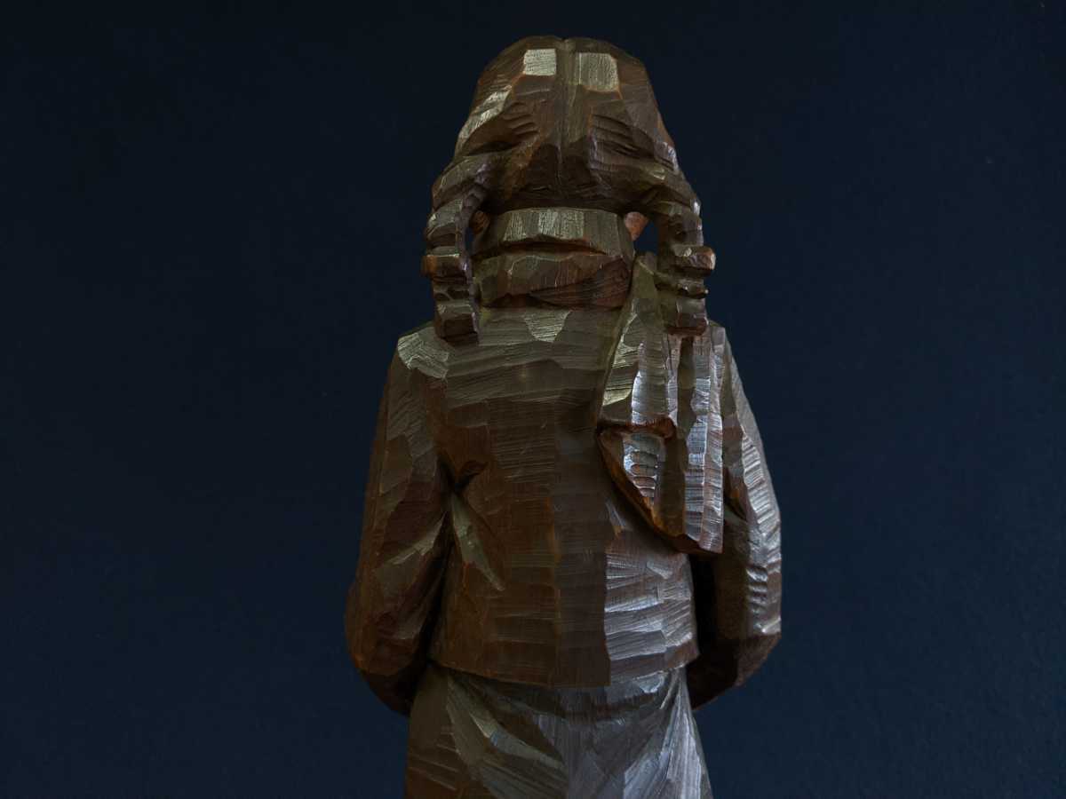 木彫 少女像 「（仮称）旅立ち」 おさげ髪 マフラー 高49cm 横14.8cm 奥13cm_画像7