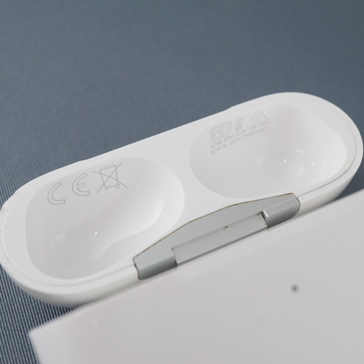 AirPods Pro 充電ケースのみ USED品 Apple 純正 完動品 ワイヤレス充電 エアーポッズプロ アップル 正規品 完動品 X3383 KR_画像4