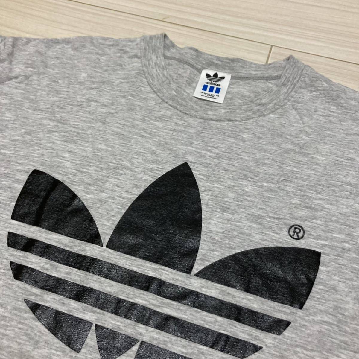 90s adidas アディダス デサント製 デカロゴ トレフォイル Tシャツ M グレー ブラックADS スリーストライプ 3本ライン シングルステッチ|PayPayフリマ アディダス 80s 90s デサント製 ヴィンテージ フード付き ノースリーブ スウェット L 青×緑×グレー adidas デサント製 メンズ
