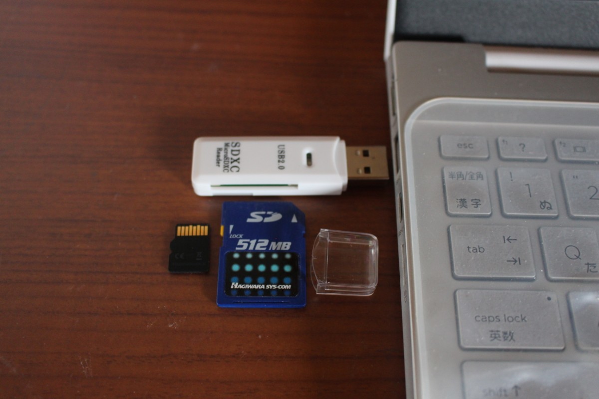 白色USB 2.0高速データ転送超小型２スロット拡張カードリーダーユニバーサルSD / TFメモリーカードオールインワン