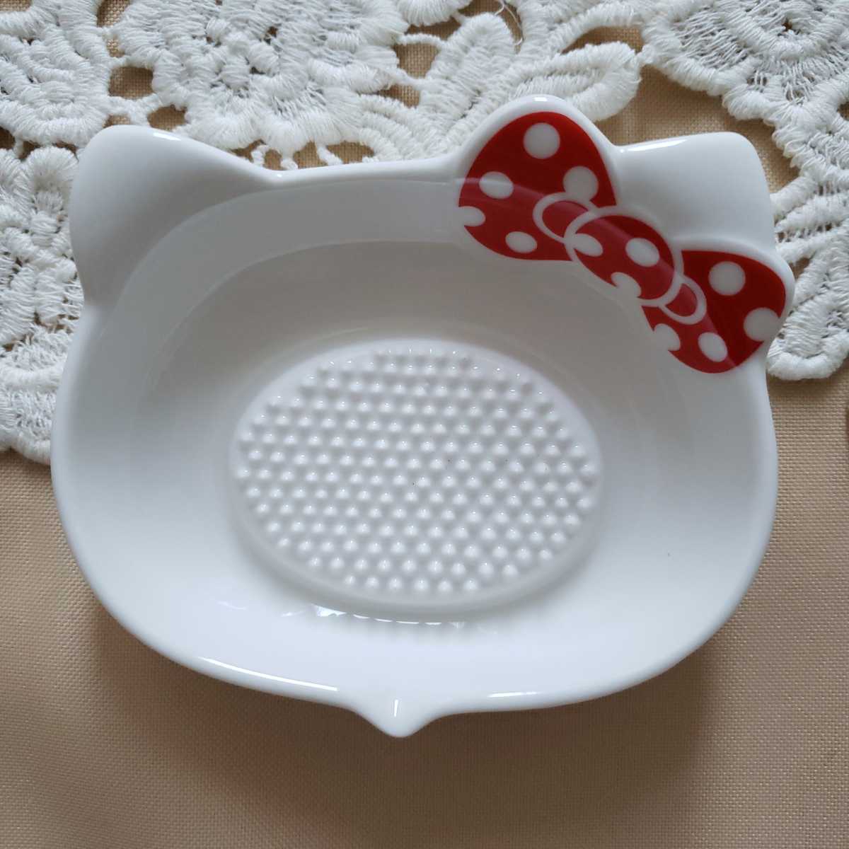 新品　ハローキティ　薬味おろし小皿　キッチングッズ　陶器製　日本製　サンリオ　2011_画像2