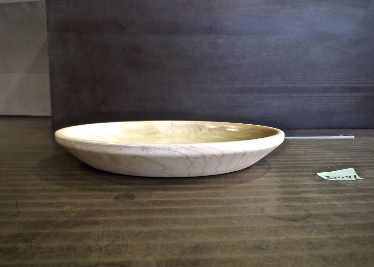 カエデ チジミ杢 手作りのお皿 無垢一枚板からロクロで制作しました。(S1071) 未使用 小皿 漆器 新品 花台 木工旋盤 ウッドターニングの画像4