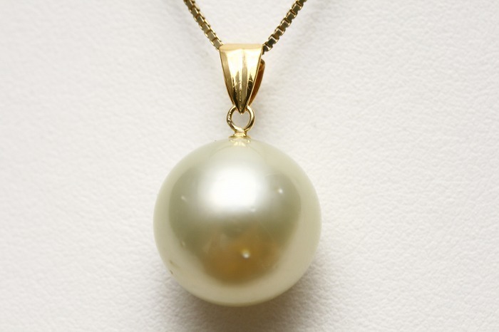  south . White Butterfly pearl pearl pendant top 14mmUP green color K18 made 