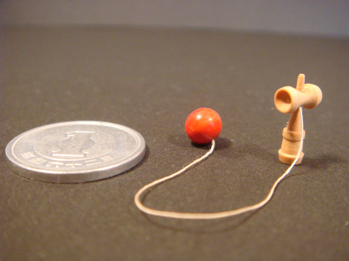 郷土玩具　豆けん玉　木製　高さ約1.2cm_本体の高さ約1.2cm 赤玉の径約0.5cm