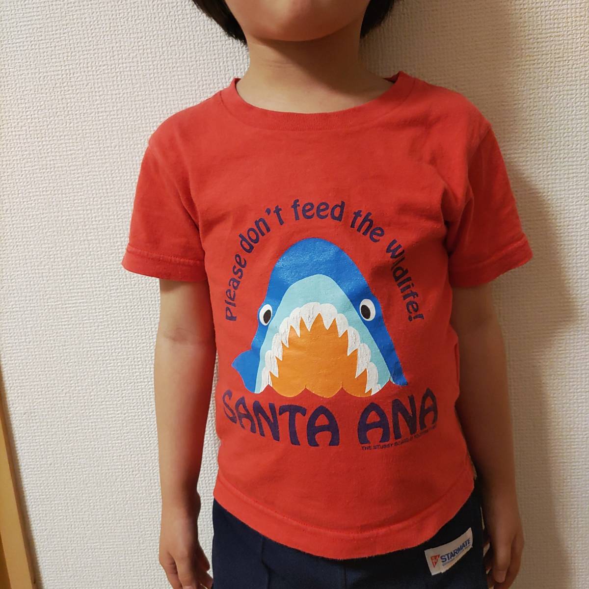 ステューシーKIDSジョーズ半袖Tシャツ鮫サメS/90㎝赤REDレッド紺色STUSSY綿100％男の子キッズ子供こども女の子95cm100cm色違いも出品中☆_(着画は約108cm・18kg)