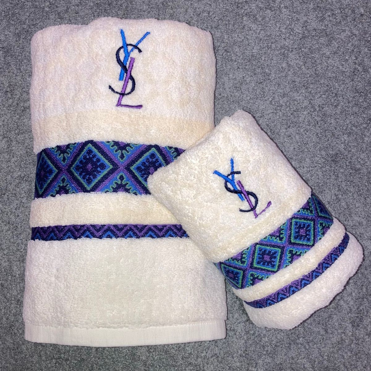 未使用品 イヴ・サンローラン Yves Saint Laurent タオル2枚 未使用品 イヴ・サンローラン Yves Saint Laurent タオル2枚