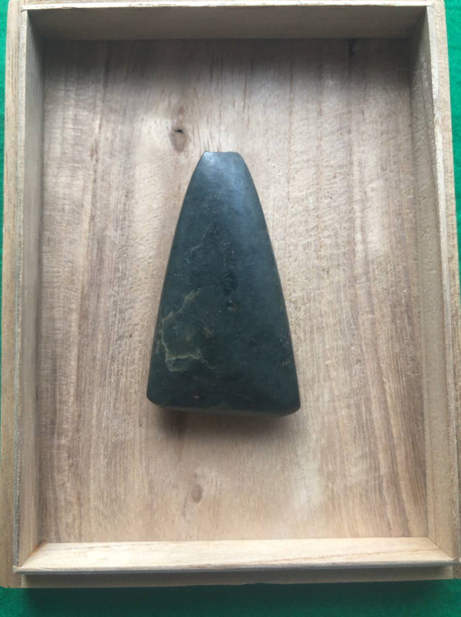 磨製石斧(出土品)　旧石器時代　約750gです。