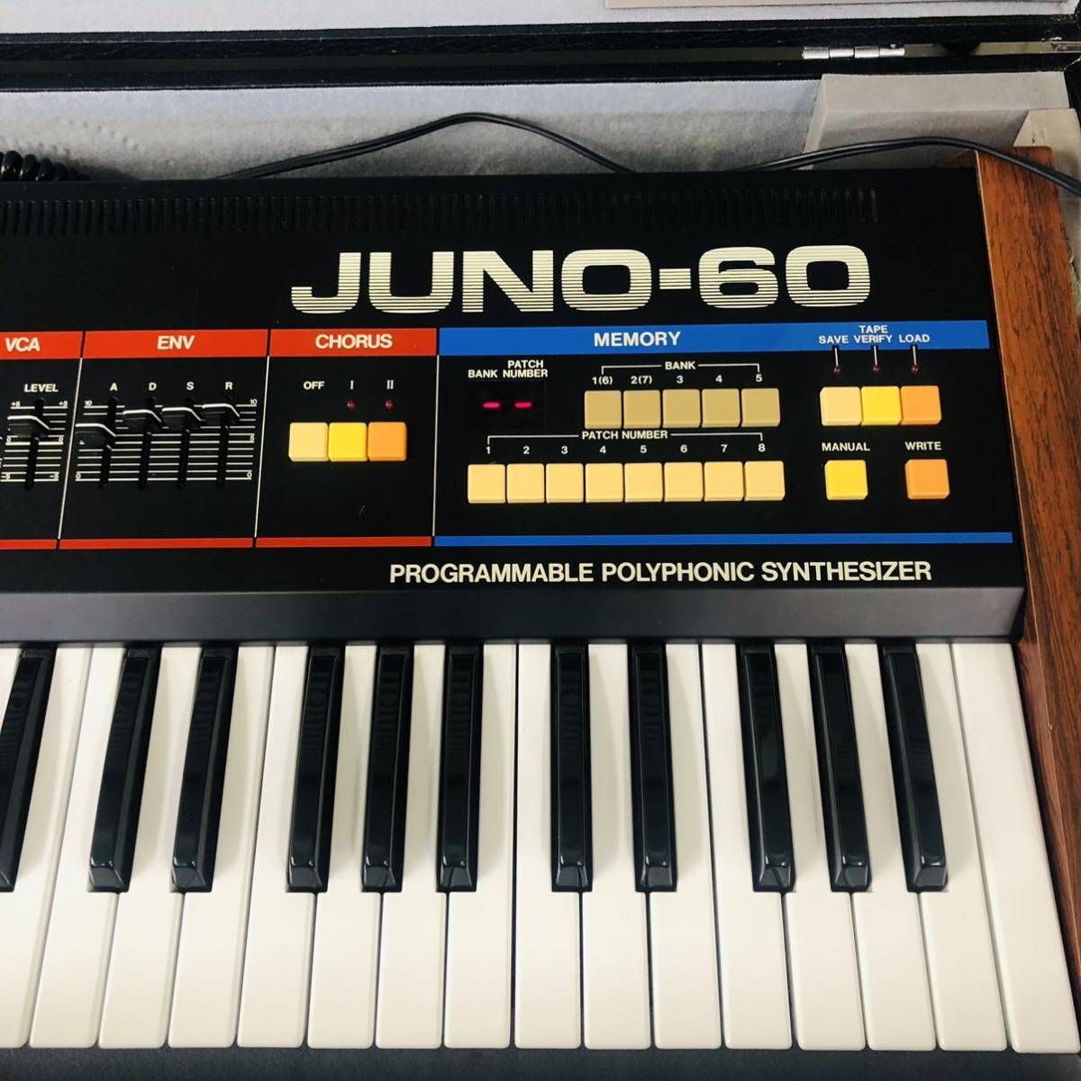 DF70 1円〜Roland JUNO-60 シンセサイザー ハードケース スタンド付き 通電OK 中古 現状品 動作未確認_画像2