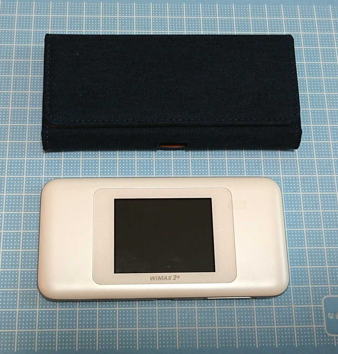 【送料無料】UQ WiMAX2+ Speed Wi-Fi NEXT W06 ホワイト モバイルルーター と手帳型 ケース（紺色）のセット