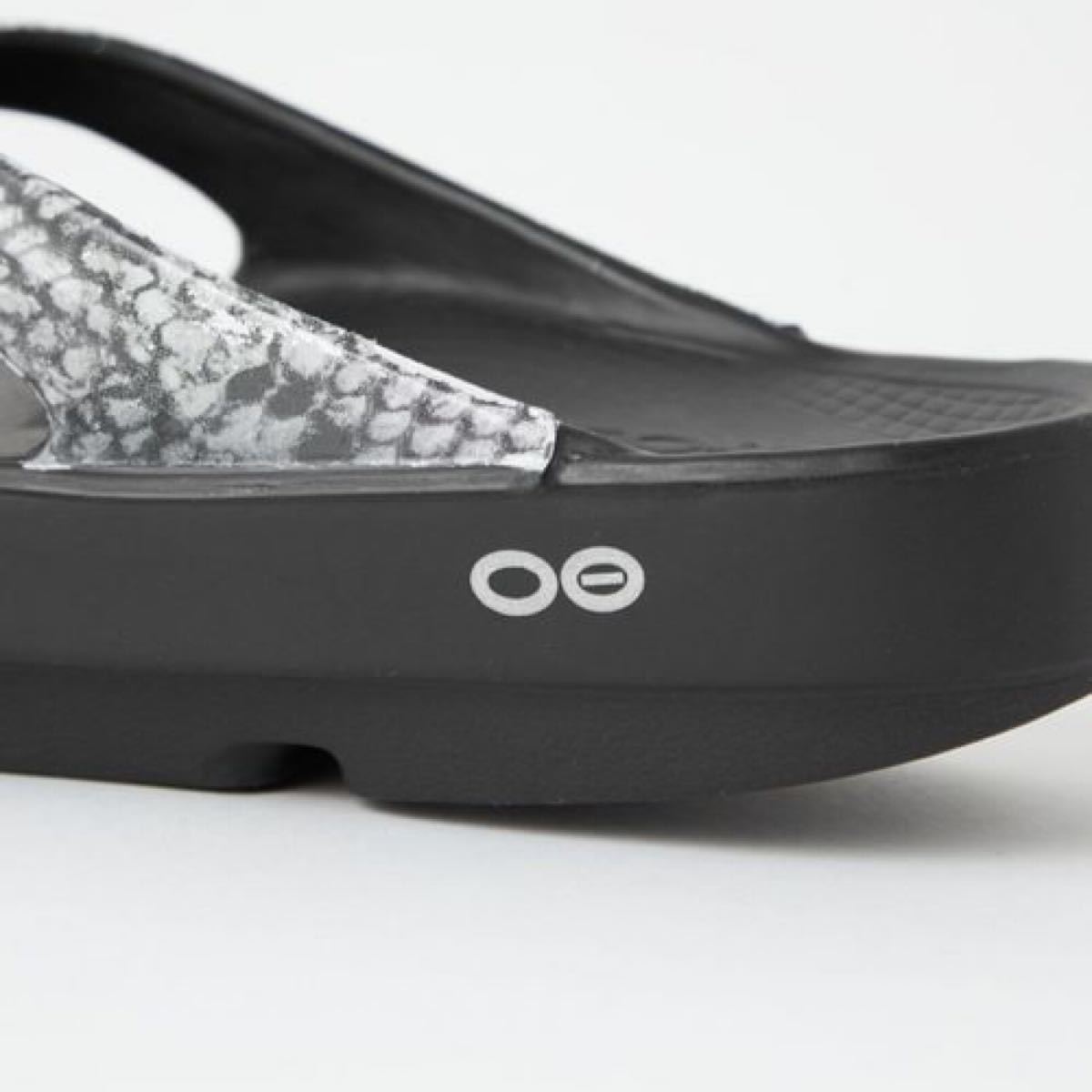新品 OOFOS ウーフォス OOlala Luxe スネーク柄 サンダル 24cm 新品 OOFOS ウーフォス OOlala Luxe スネーク柄 サンダル 24cm
