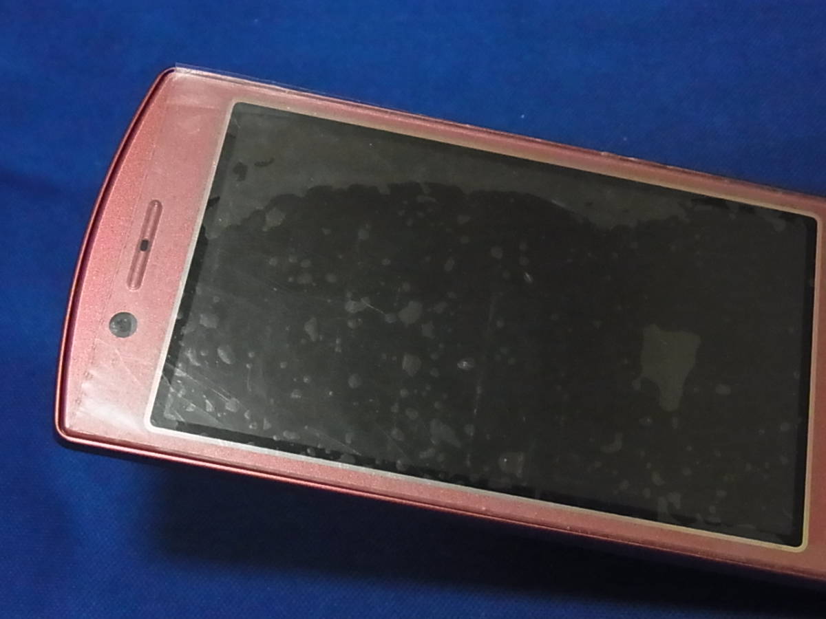 docomo N-01E ガラケー ピンク 中古品_保護フィルムが貼られています。