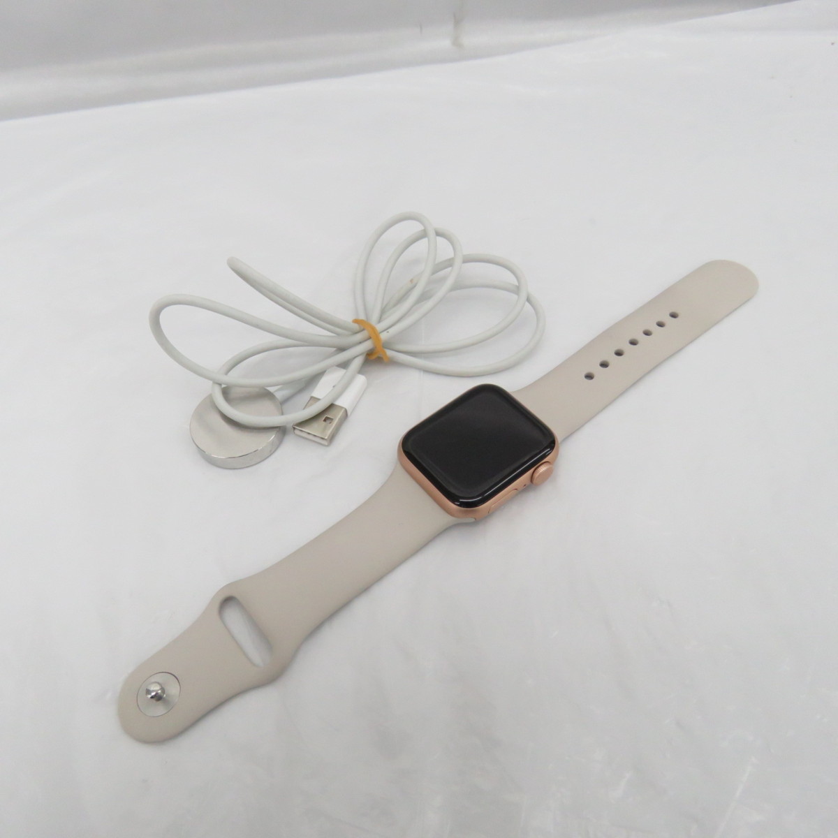 品】Apple Watch アップルウォッチ SE GPSモデル 40mm MKQ03J/A