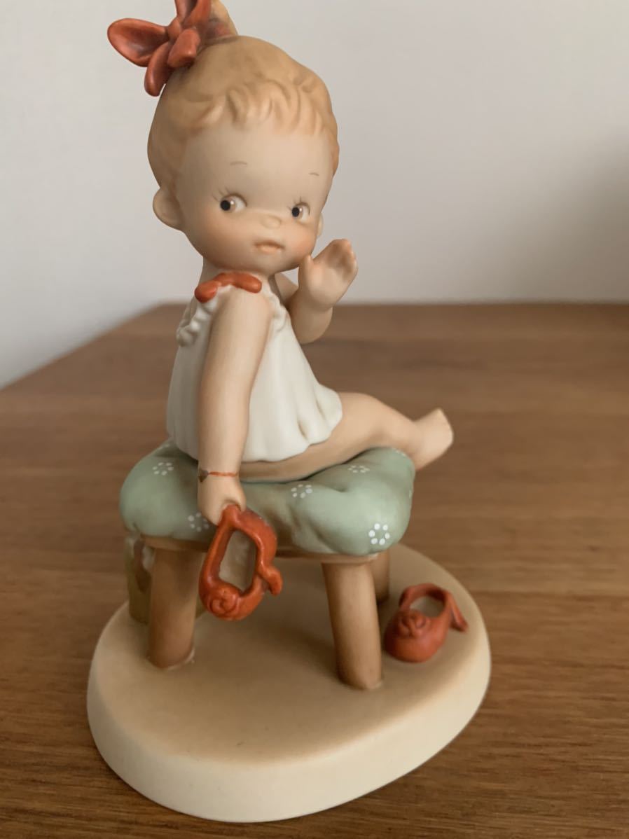 マーベルルーシーアトウェル 陶器人形 可愛くお座り ちょこんと座る 