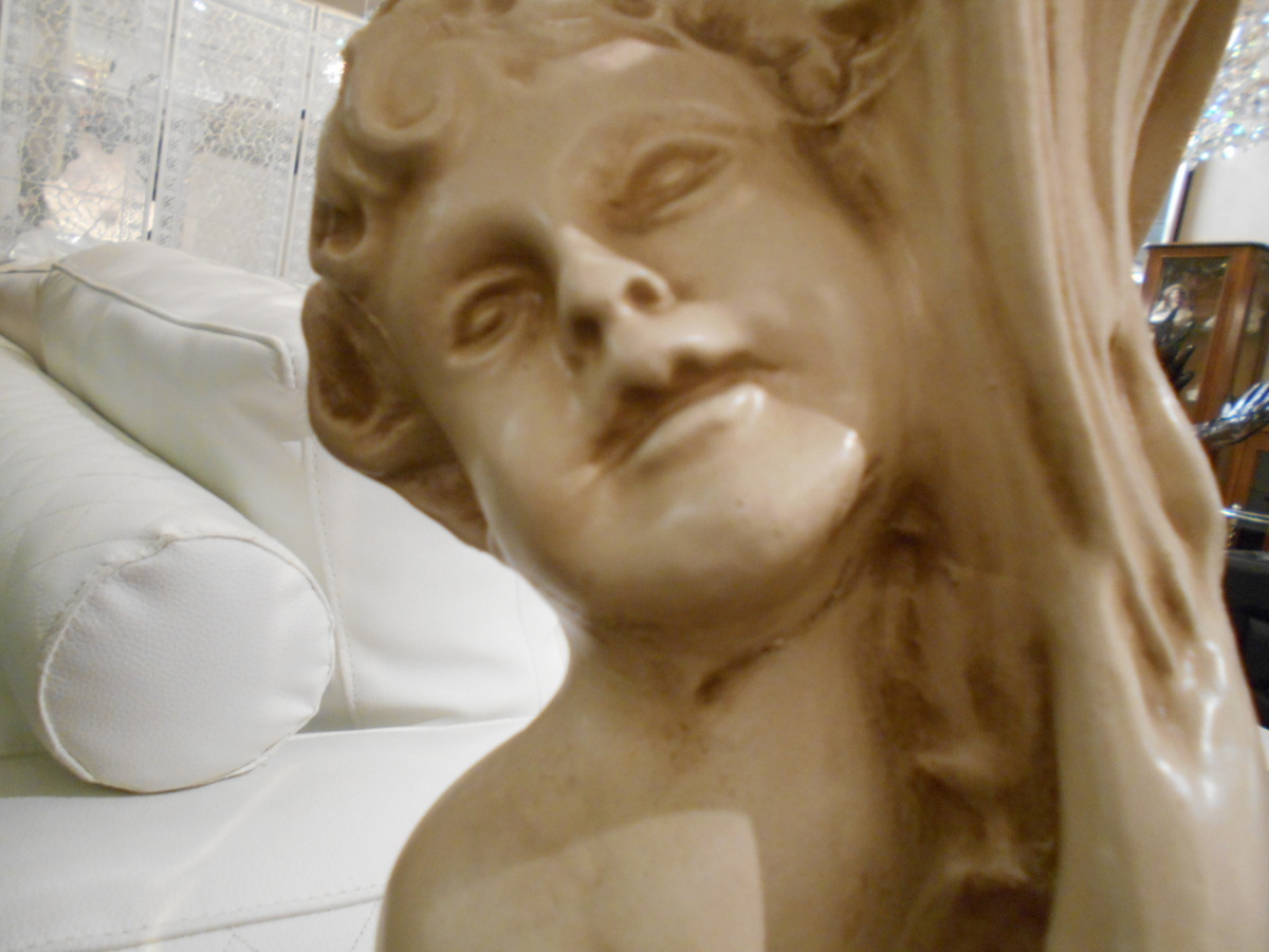 イタリア輸入　アンティーク調ロココ調ホワイトアイボリー天使のコラム　ホワイトアイボリー天使の花台　アイボリー天使の置物