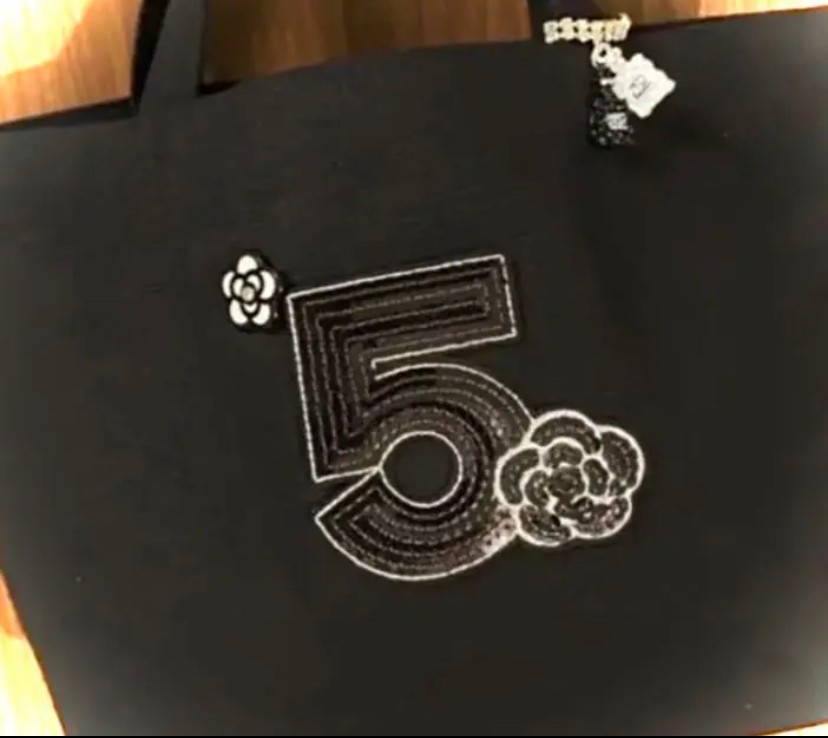 ORIGINAL★N°5 BLACK スパンコールDesign☆キュートなパフュームボトルチャーム付きトートバッグ★