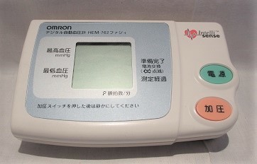 OMRON オムロン デジタル自動血圧計　HEM-762ファジィ_画像2