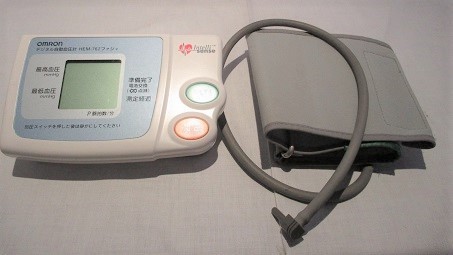 OMRON オムロン デジタル自動血圧計　HEM-762ファジィ_画像1