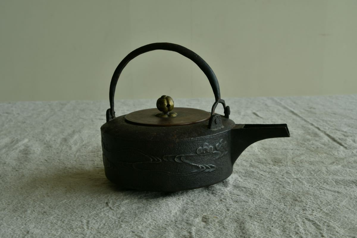 古美術】鉄瓶 梅に波図 紋様 蓋 龍文堂 急須 茶道具 煎茶道具 小ぶり