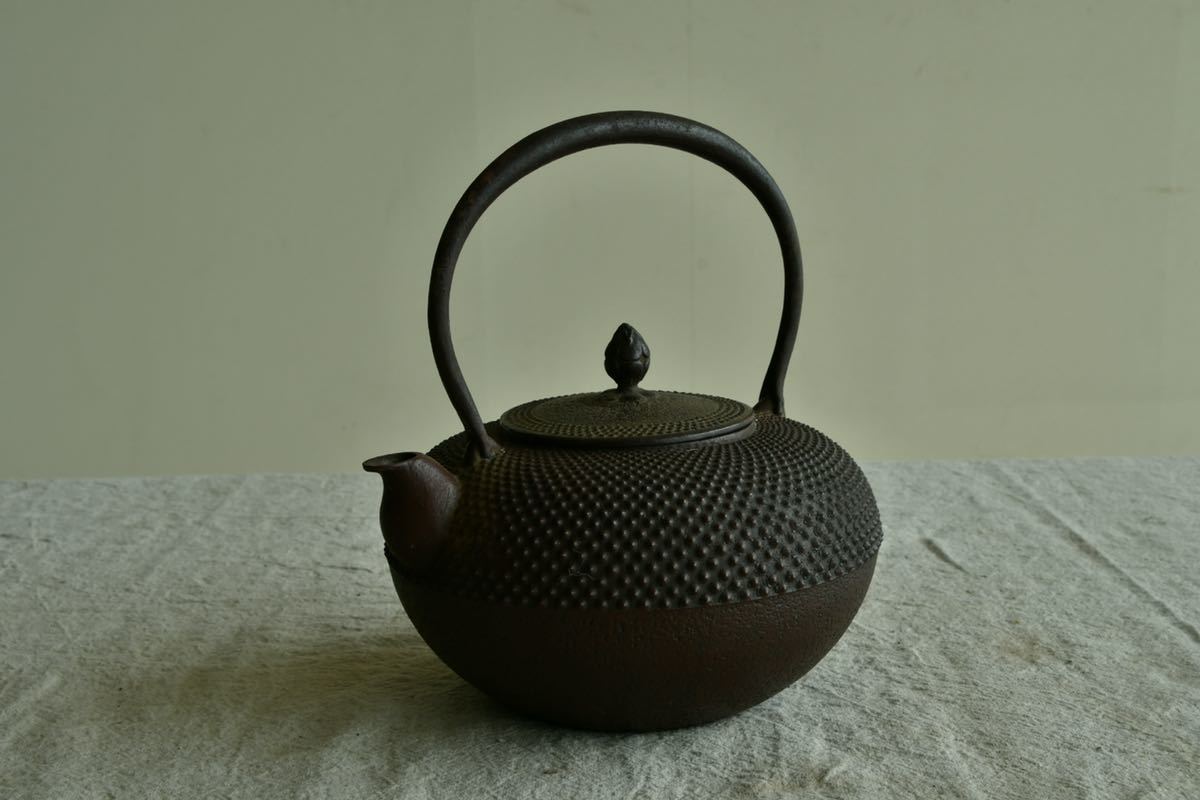 【美品】南部名工「金野和秋作」在銘入 あられ 鉄瓶 茶道具 急須 煎茶道具 和秋 銘 4