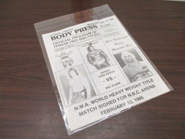 激レア！　英文　パンフレット　チラシ　BODY PRESS OFFICIAL PROGRAM OF HAWAII PRO WRESTLING　1984年　当時物_画像1