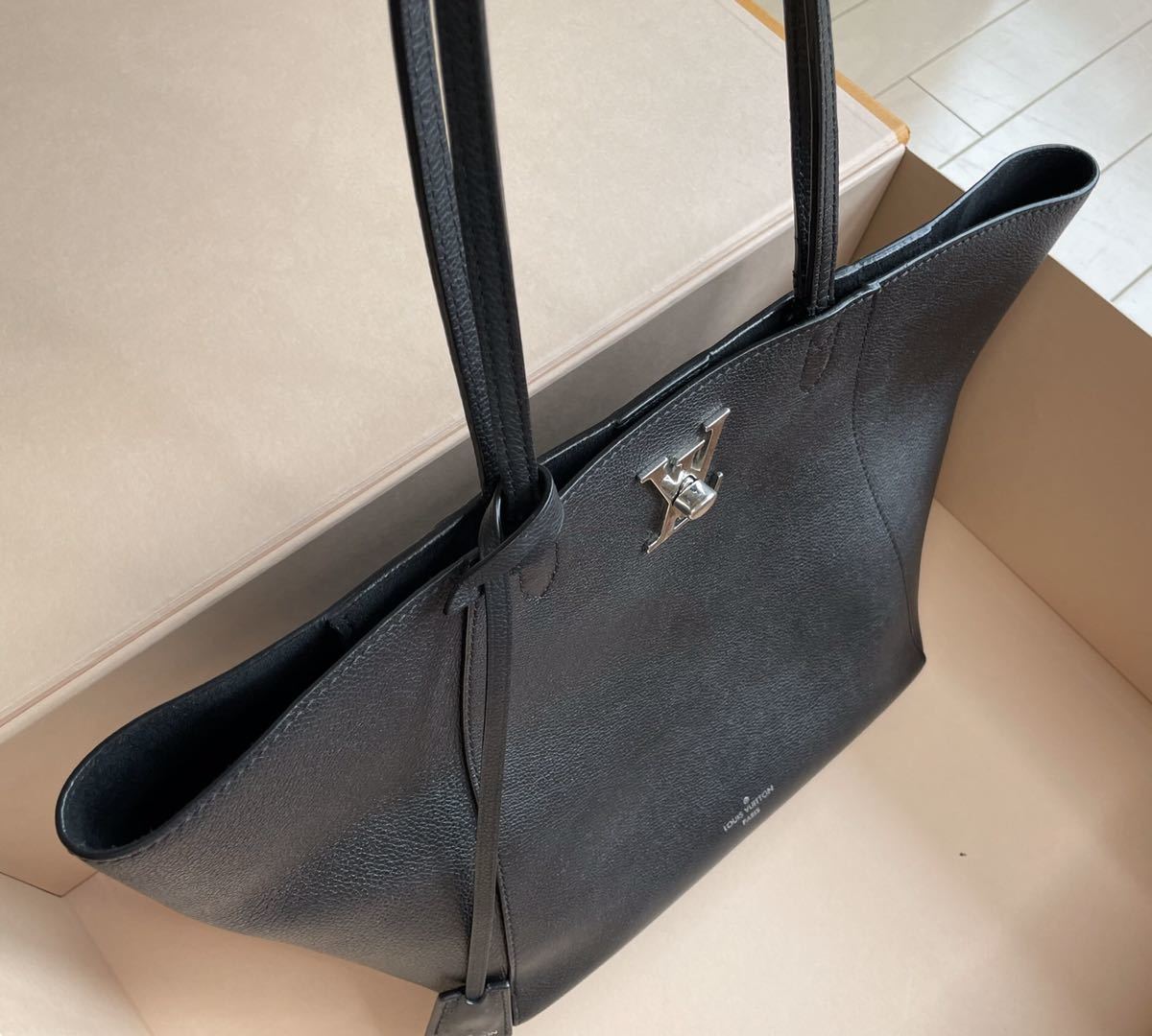 Louis Vuitton Lock Me Kaba トートバッグ|Yahoo!フリマ(旧 Louis Vuitton Lock Me Kaba トートバッグ|Yahoo!フリマ(旧