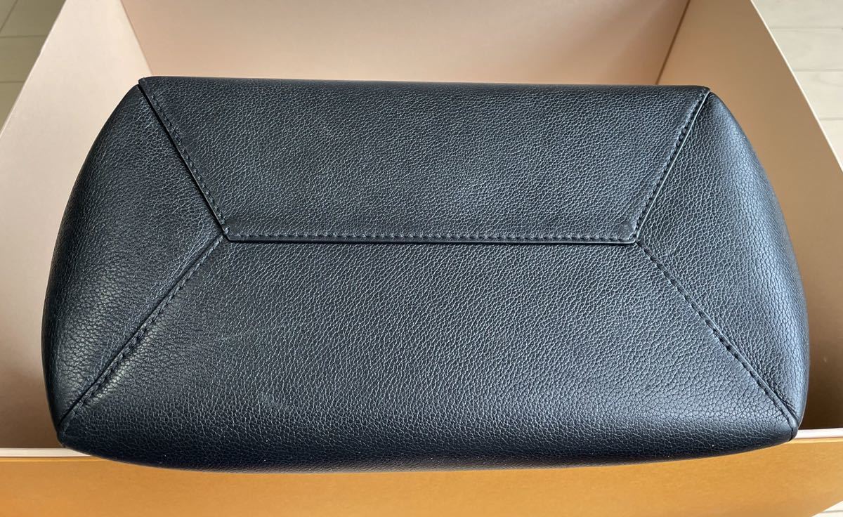 Louis Vuitton Lock Me Kaba トートバッグ|Yahoo!フリマ(旧 Louis Vuitton Lock Me Kaba トートバッグ|Yahoo!フリマ(旧