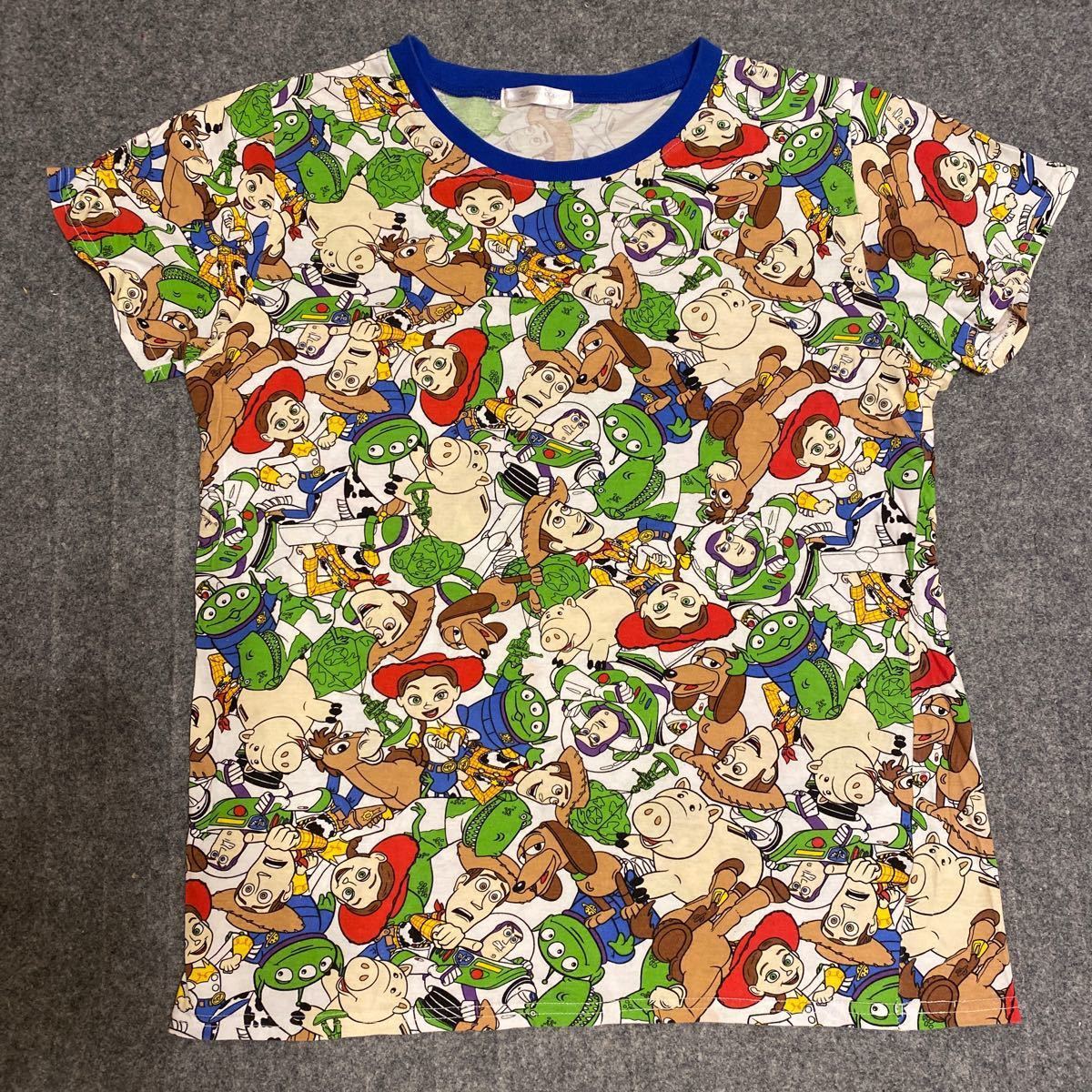 ディズニー トイストーリー 総柄 Tシャツ バズ ウッディジェシー エイリアン スリンキー ハム グリーンアーミーメン レックス