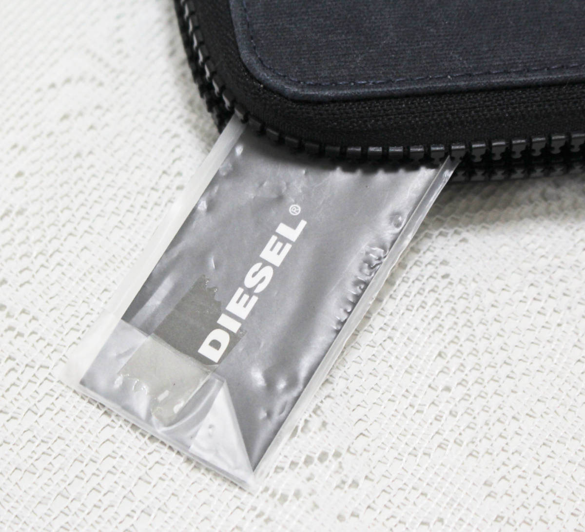 《DIESEL ディーゼル》新品 コードストラップ付 フェード感 ラウンドファスナー式長財布 プレゼントにも ラッピング袋付 A6354 - 6