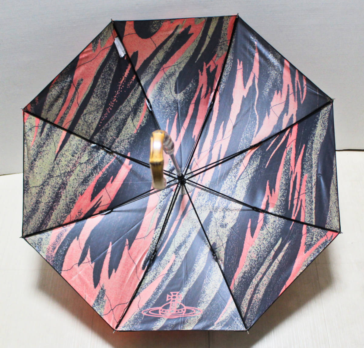 《Vivienne Westwood ヴィヴィアンウエストウッド》新品 ダークワールド 一枚張り長傘 雨傘 バンブーハンドル 8本骨 耐風傘 A6282
