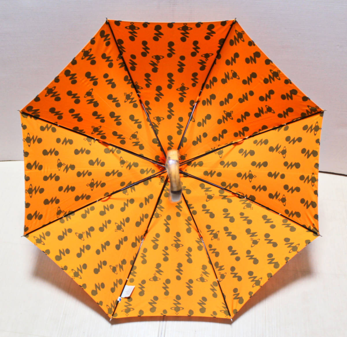 PayPayフリマ｜《Vivienne Westwood ヴィヴィアンウエストウッド》新品 オーブボルト パゴダ長傘 雨傘 バンブーハンドル 8本骨  耐風傘 A6278