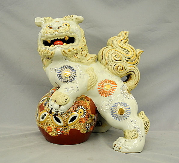 九谷 玉獅子 30cm 白 八幡窯　白獅子　獅子　唐獅子　置物　中古品　KUTANI WARE　made in Japan　昭和レトロ　現代九谷_画像1