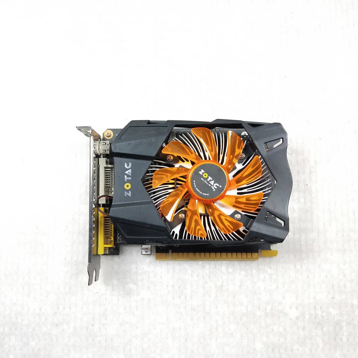 【中古パーツ】ZOTAC GTX750 1GB 128BIT DDR5 MiniHDMI/DVI グラフィックポード /ビデオカード PCI-E ■XK1021-2_画像1