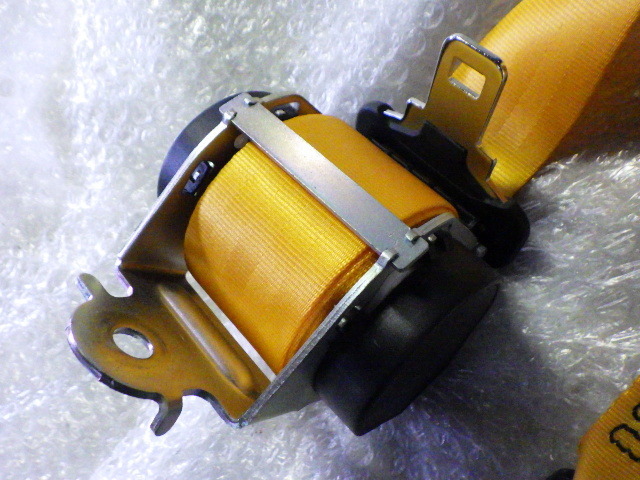 * Megane Renault Sport Red Bull racing RB7 DZF4R* rear right seat belt yellow color 888400049R original used 