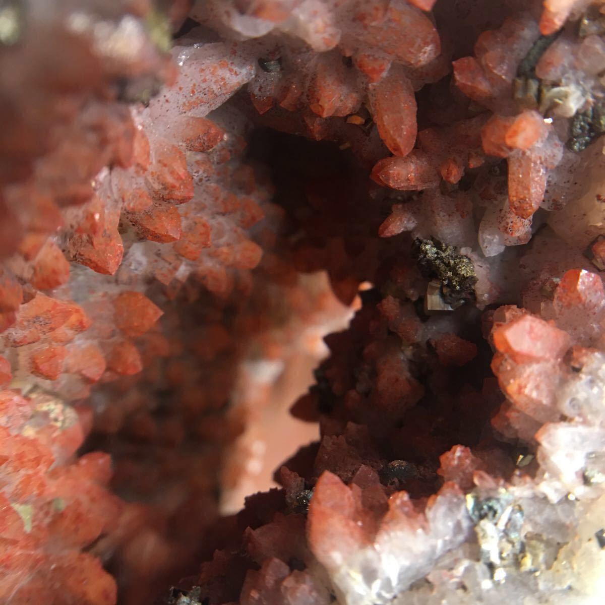 極希少 チャルコパイライト水晶柱 赤水晶 黄銅鉱 共生鉱物 特大 ジオード 美造型 美結晶 天然石 パワーストーン原石 