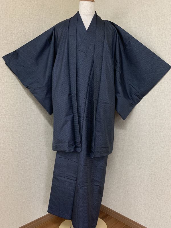 紳士　男性　大島紬の着物と羽織のアンサンブル　正絹　藍色　亀甲紋様　補修用はぎれ付き　お出かけに　保管品