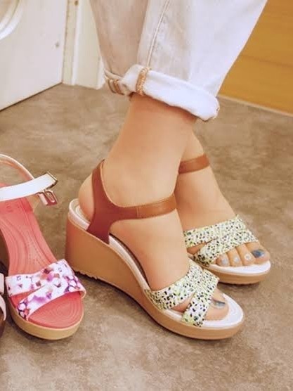 Paypayフリマ 新品未使用 Crocs クロックス 花柄 サンダル フラワー ストラップサンダル ウェッジソール ヒール Paypayフリマ 新品未使用 Crocs クロックス 花柄 サンダル フラワー ストラップサンダル ウェッジソール ヒール