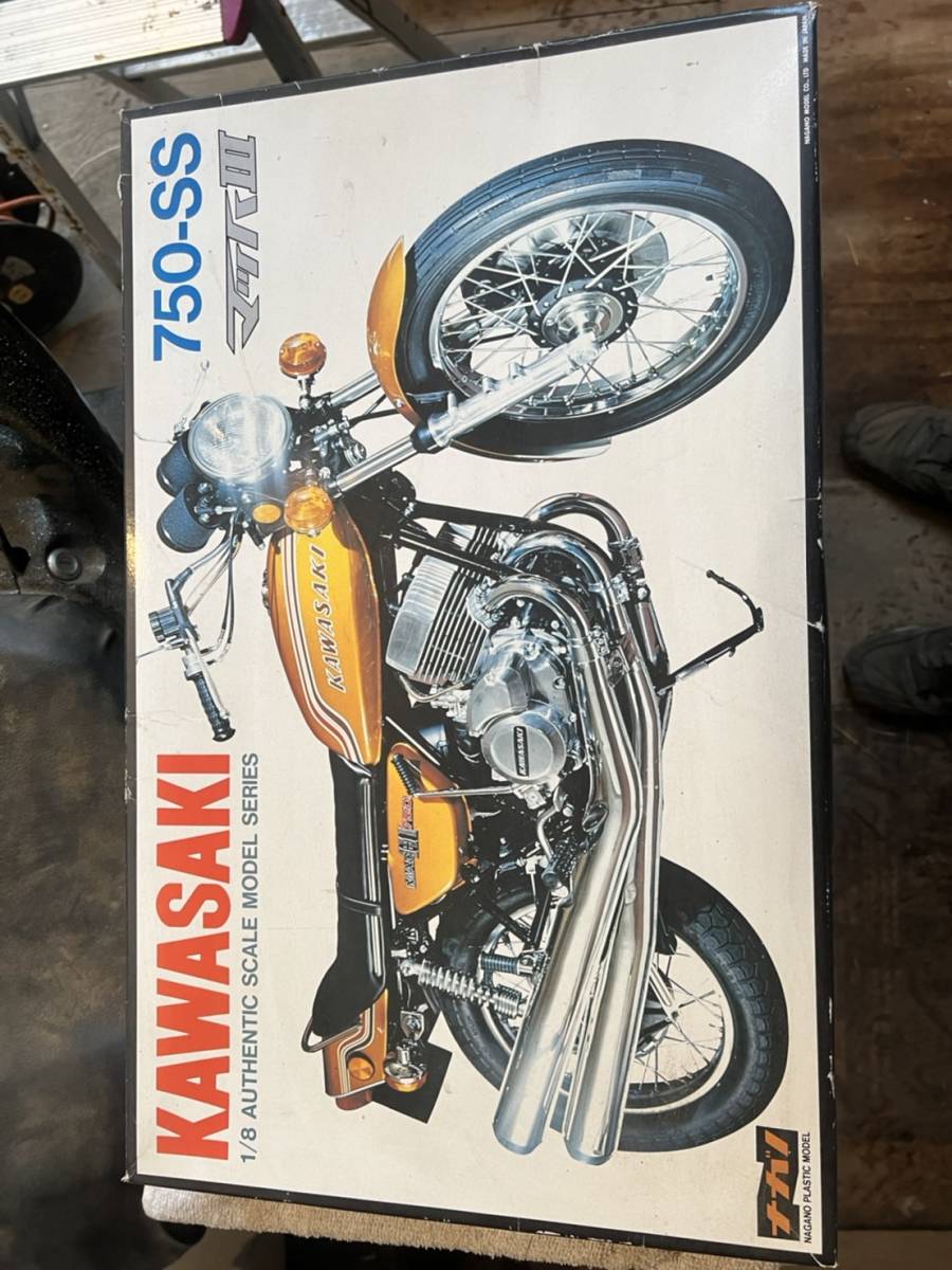  Kawasaki SS750 plastic model 