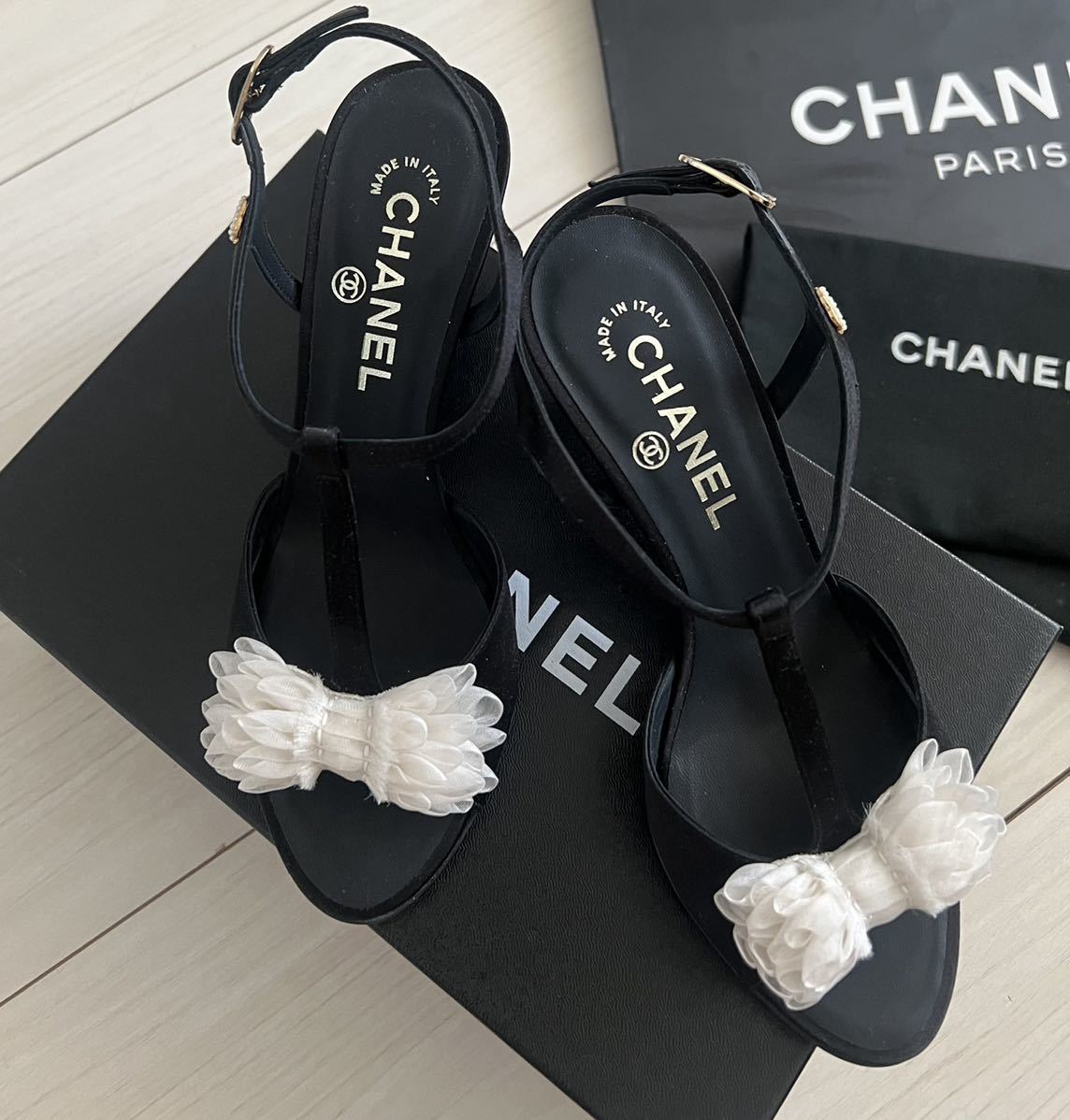 未使用 CHANEL シャネル レース パール ココマーク Tストラップ サテン サンダル ブラック 37 1/2C 箱 保存袋付き 23.5cm〜24.0cm位 問屋直販 CHANEL 未使用 パールビーチサンダル サンダル