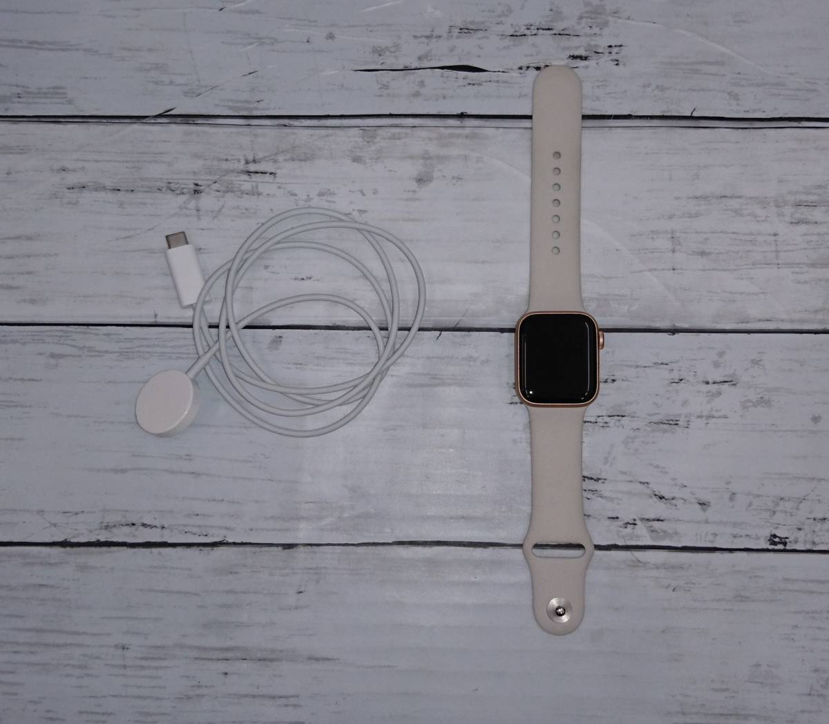 正規品送料無料 Apple Watch SE GPSモデル40mmスターライトスポーツ