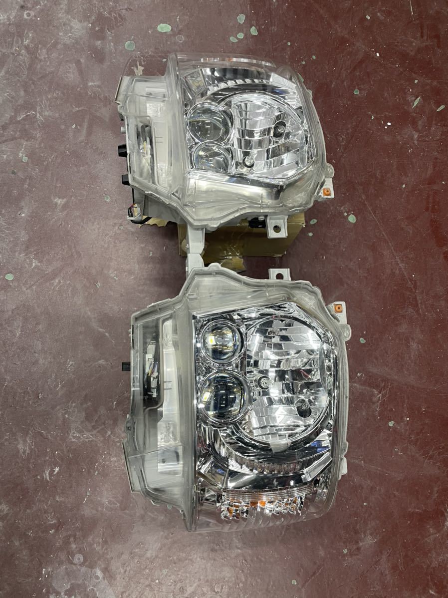 200系ハイエース 4型外し純正LEDヘッドライト左右割れカケ無し dinamo.hr